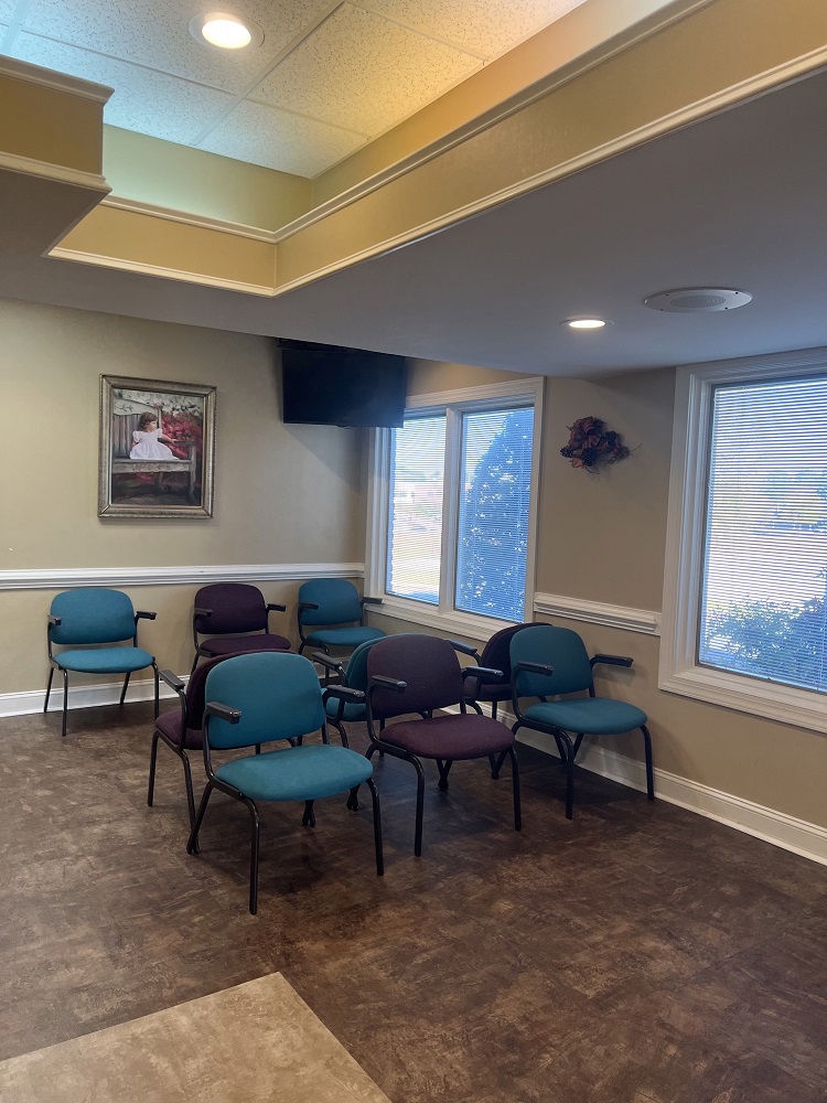 Chairs and TV in the waiting room.